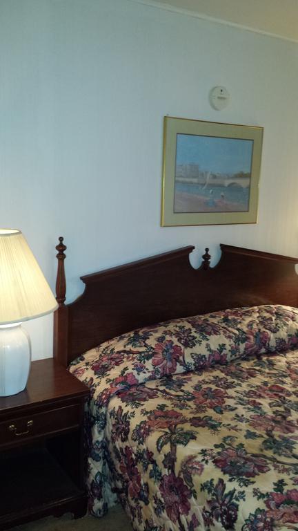 Olde Court Inn Wheeling Room photo