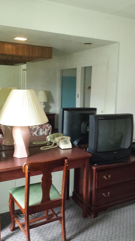 Olde Court Inn Wheeling Room photo