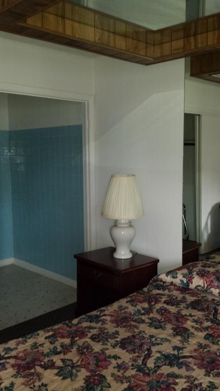 Olde Court Inn Wheeling Room photo