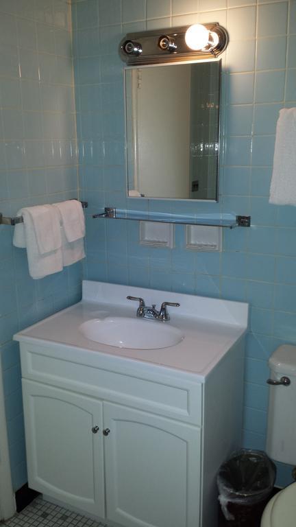 Olde Court Inn Wheeling Room photo