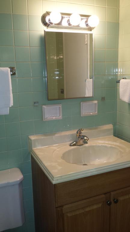 Olde Court Inn Wheeling Room photo