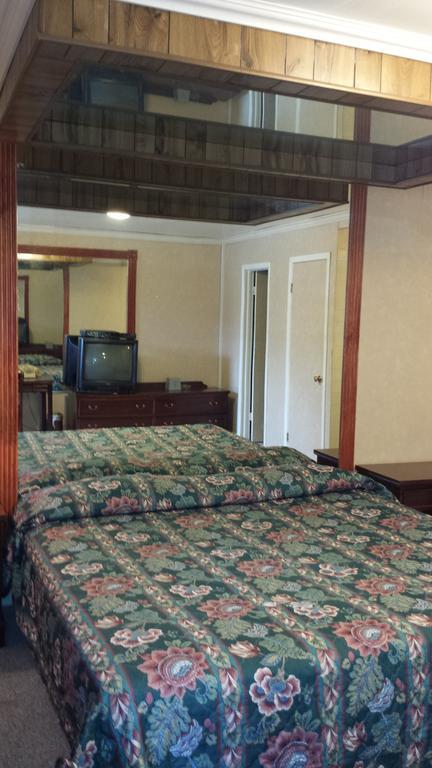 Olde Court Inn Wheeling Room photo