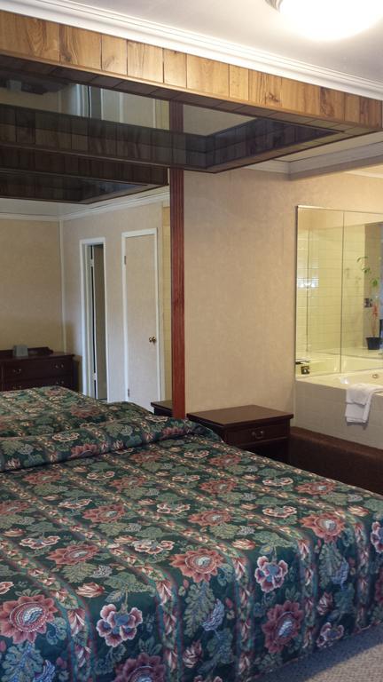 Olde Court Inn Wheeling Room photo